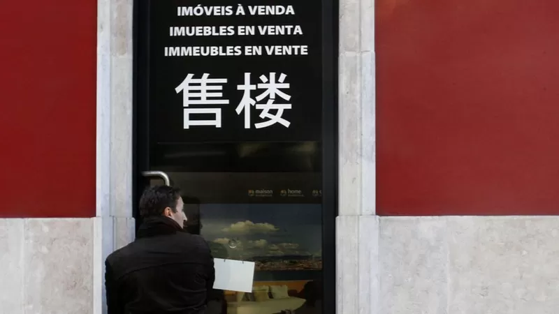 Fotografia de letras em fachada dizendo 