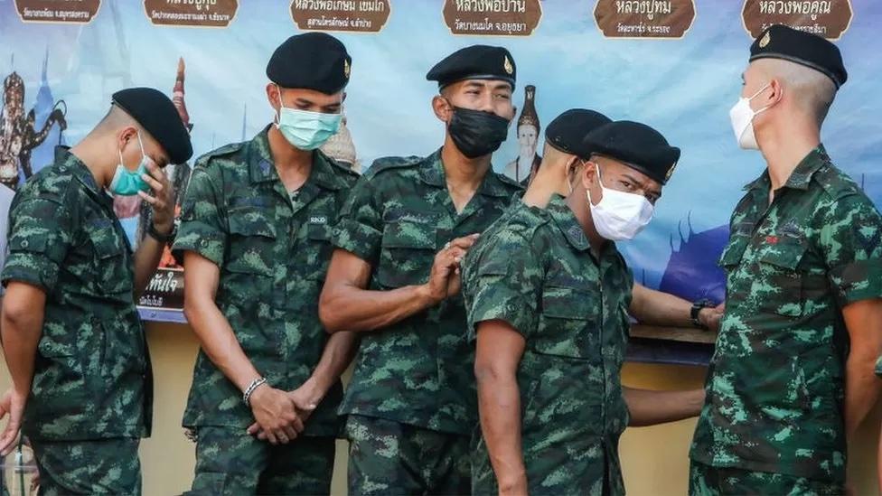 Anggota militer Thailand berbaris di tempat pemungutan suara.