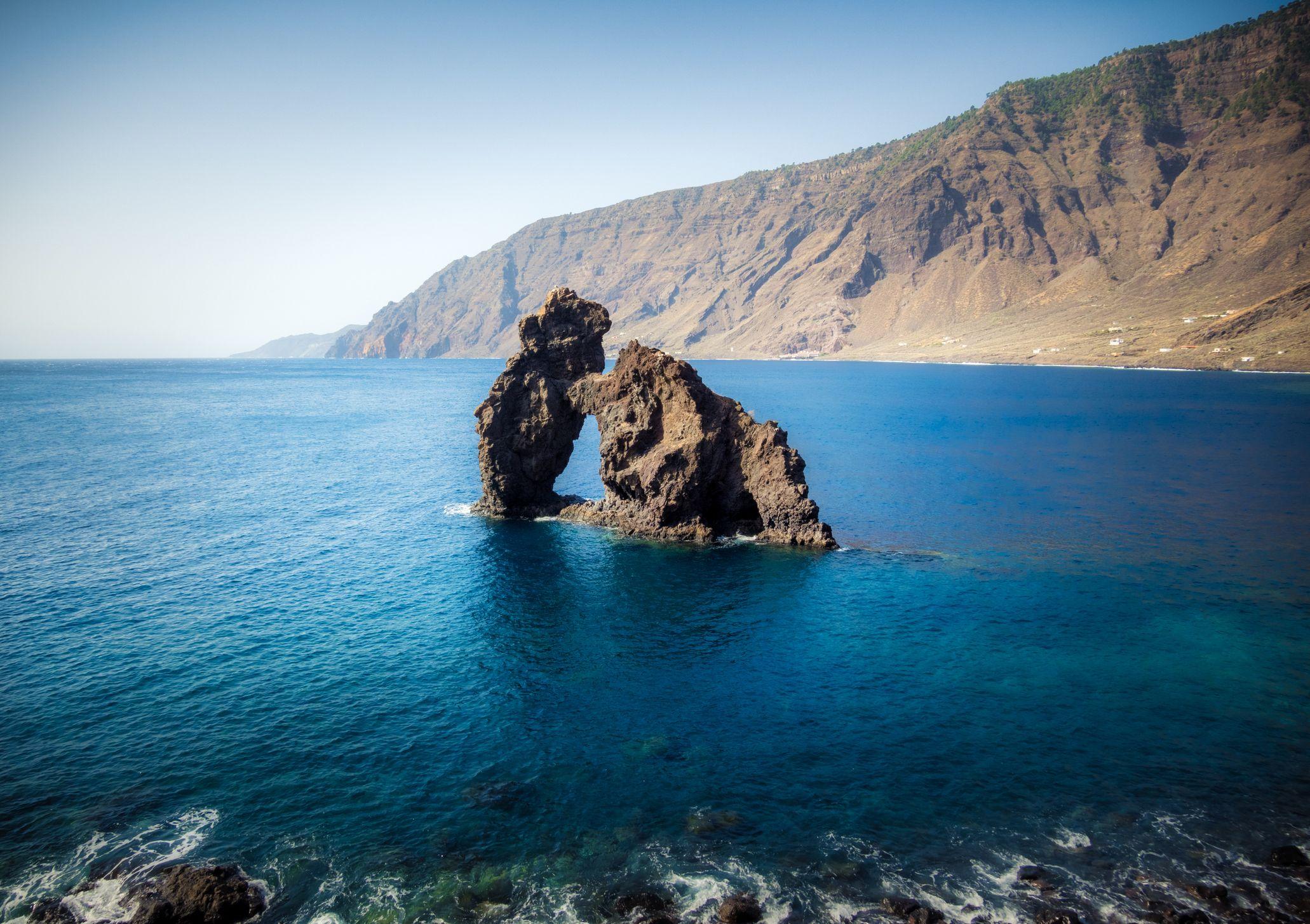 Una roca sobresale del mar en la isla de El Hierro. 