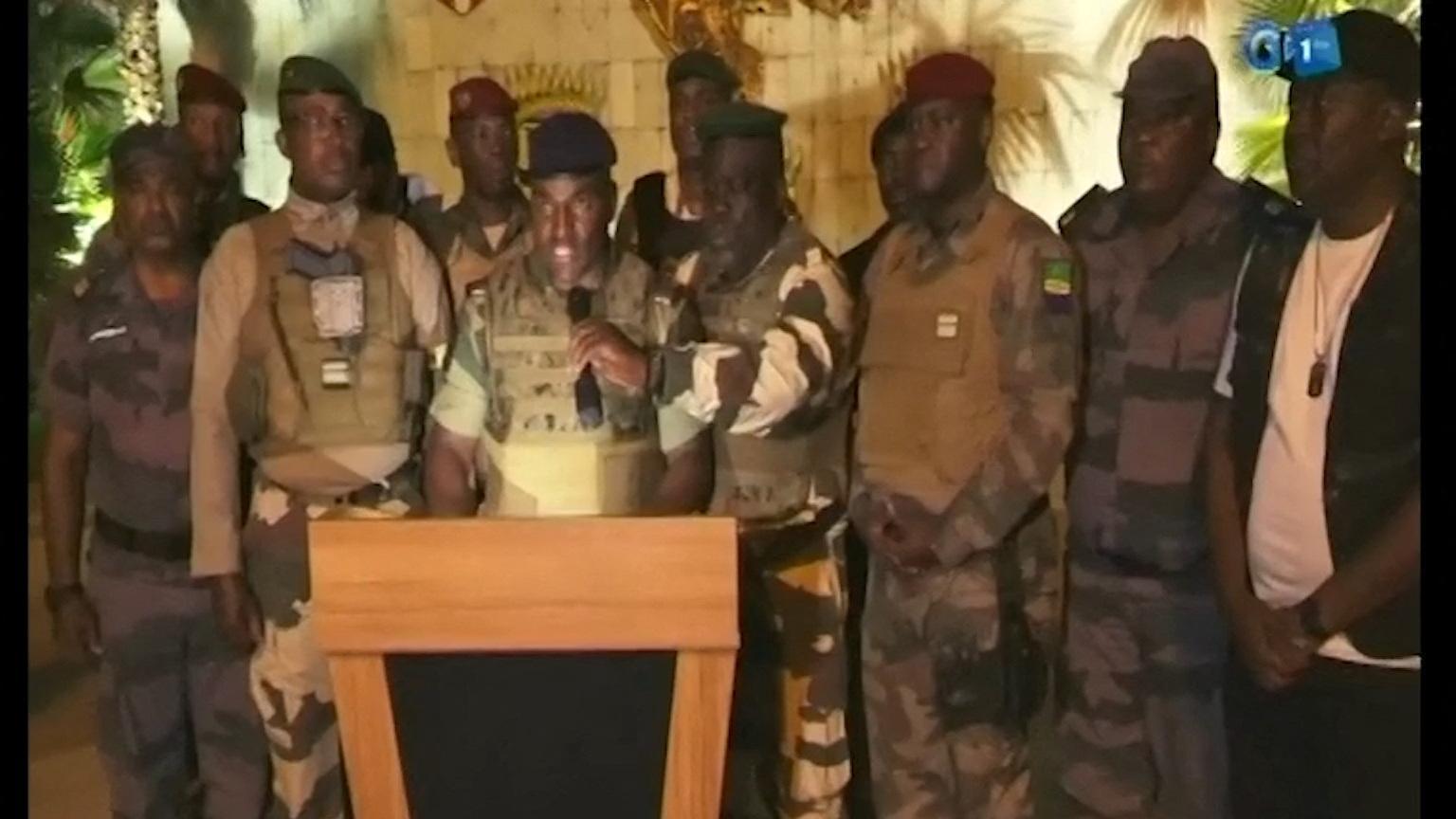 ضباط في الجيش الغابوني يتلون بيان الاستيلاء على السلطة 