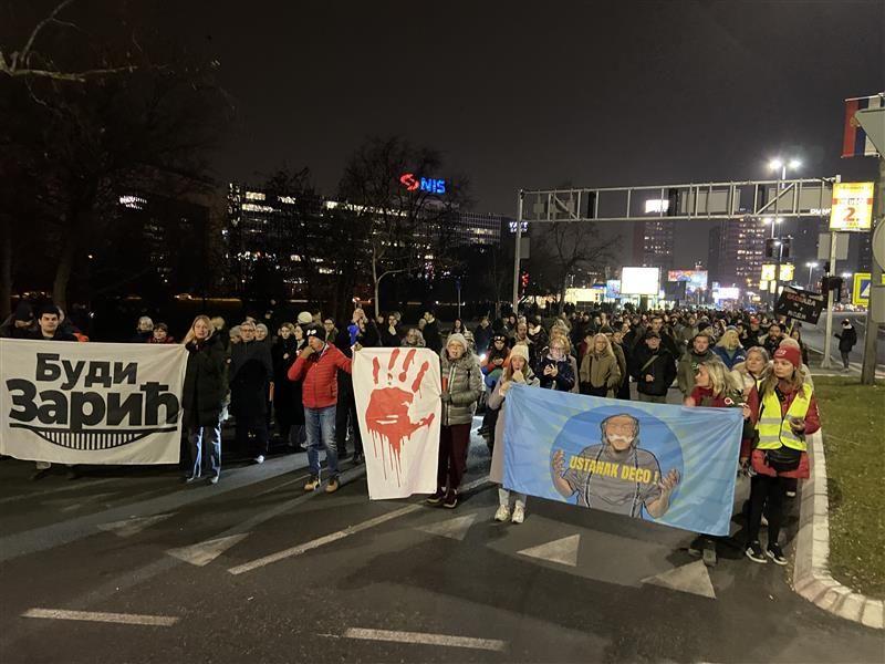 Ljudi blokiraju kružni tok kod Ušća na Novom Beogradu