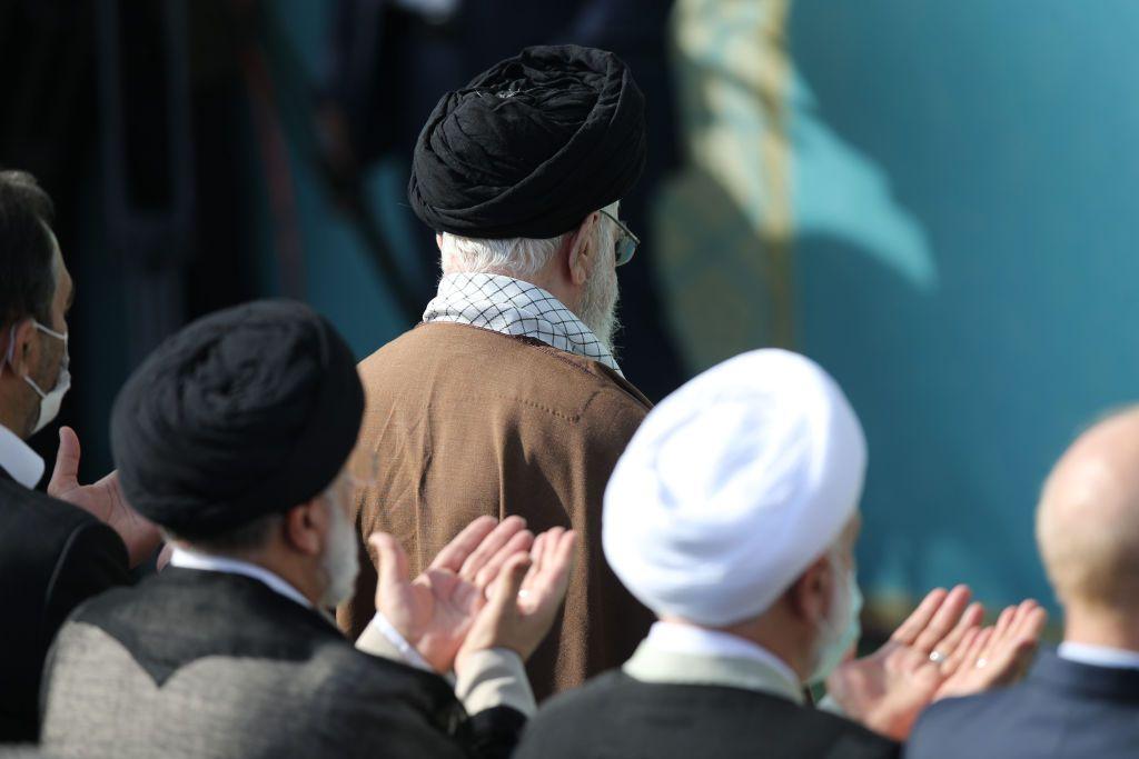 علي خامنئي المرشد الأعلى لإيران يتحدث ويصلي صلاة العيد في طهران 2023