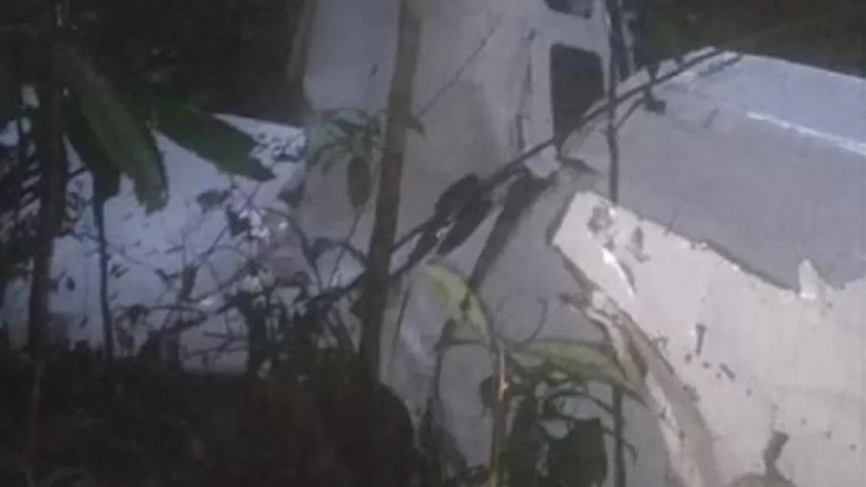 O avião foi encontrado com a ponta para baixo na selva profunda