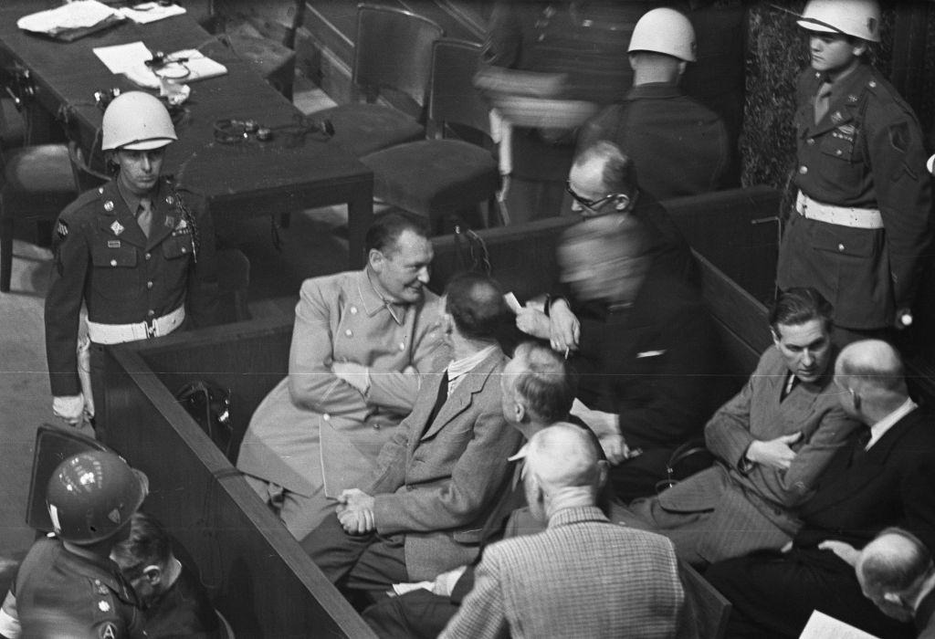 Los acusados en el tribunal de Nuremberg conversando (diciembre 4, 1945).