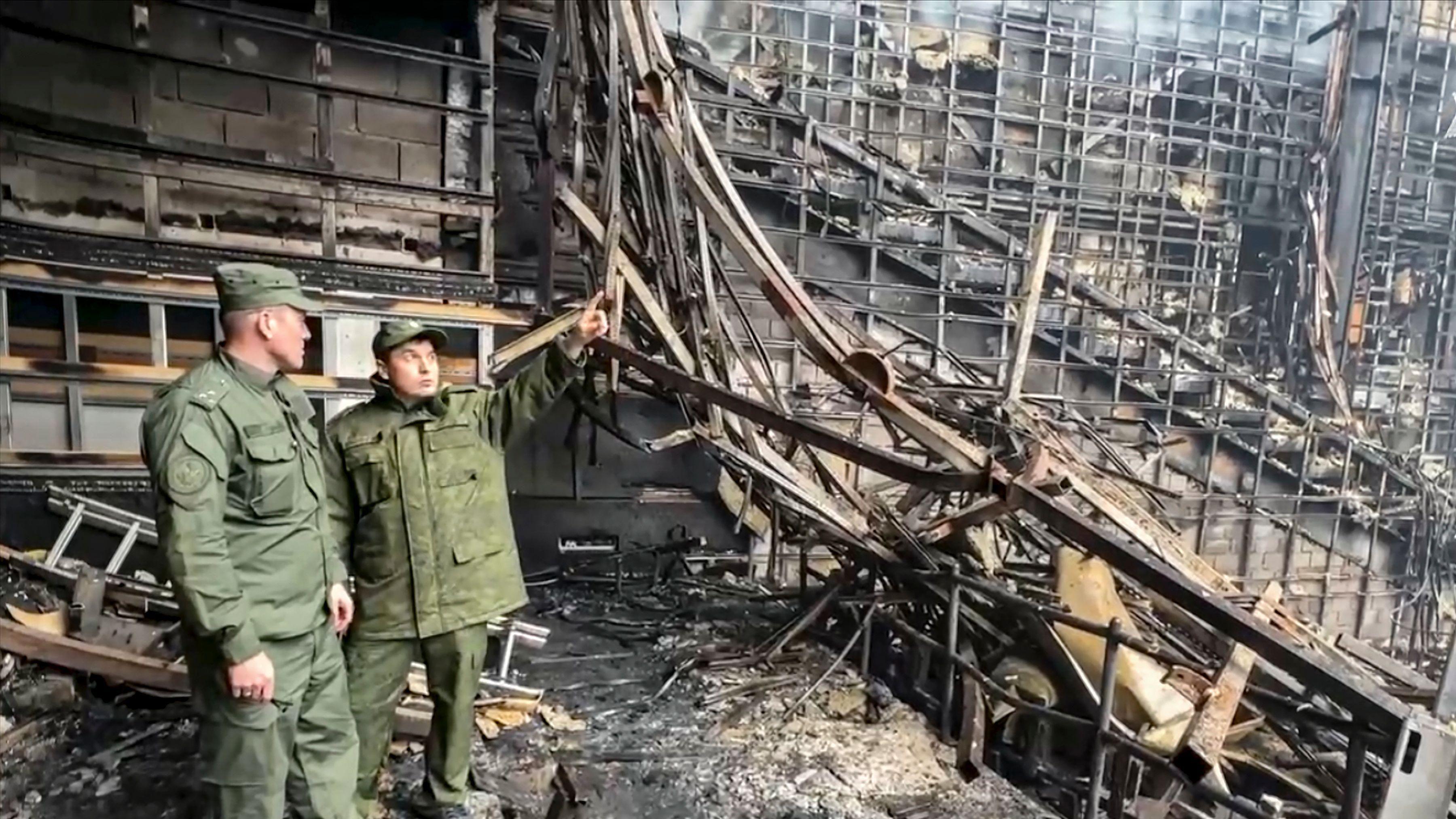 Investigadores russos analisam destroços da casa de shows Crocus, alvo de atentado