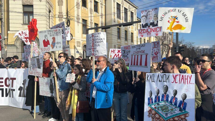 Okupljeni u Nišu sa transparentima