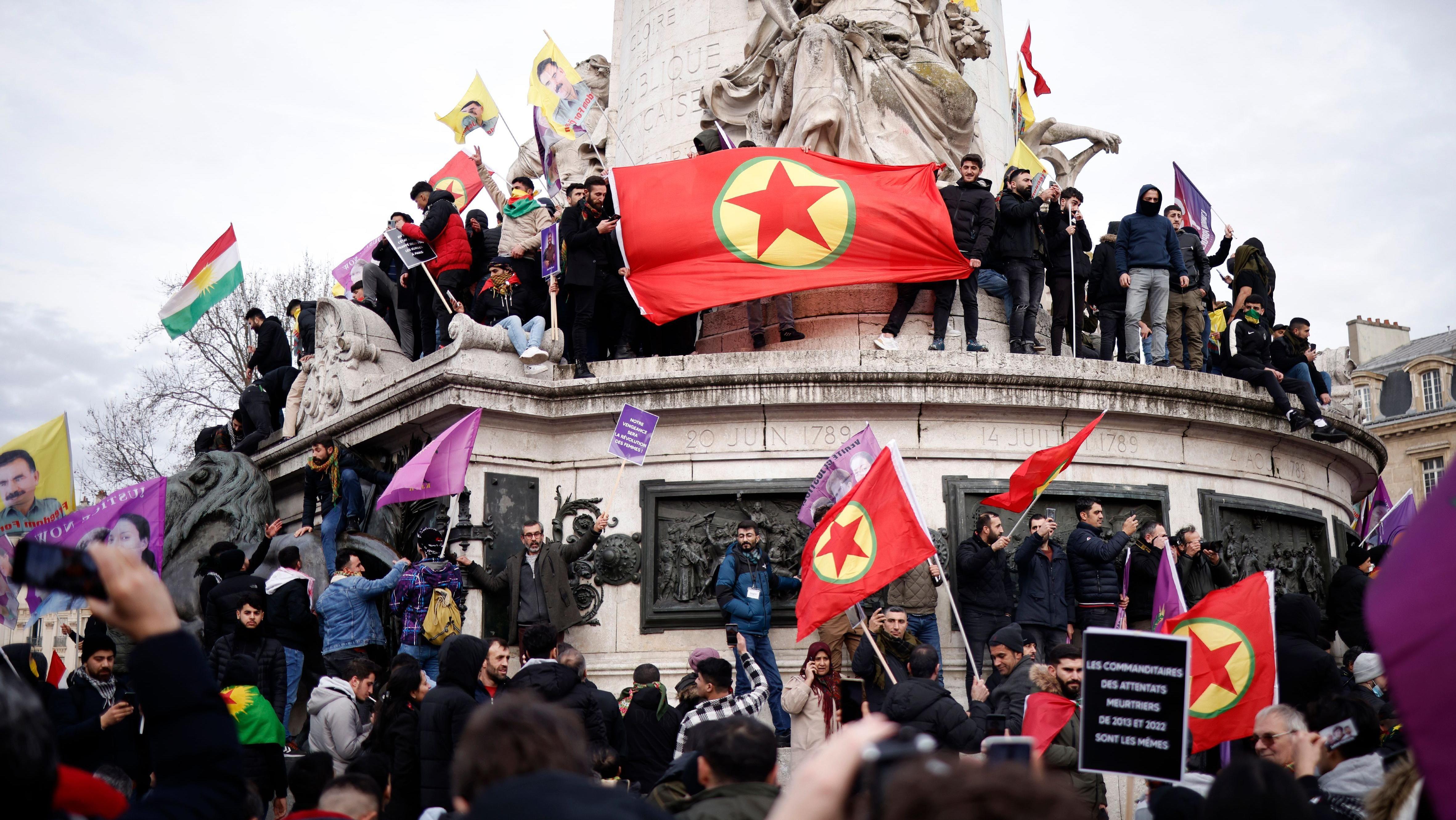 أعضاء من الجالية الكردية يشاركون في مظاهرة إحياء الذكرى السنوية العاشرة لمقتل ثلاثة أعضاء من حزب العمال الكردستاني في باريس، فرنسا، 7 يناير 2023.