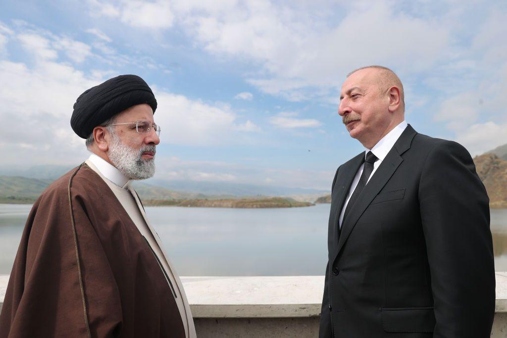 Buscan al presidente de Irán tras accidente del helicóptero. En la foto: Ebrahim Raisi, a la izquierda.