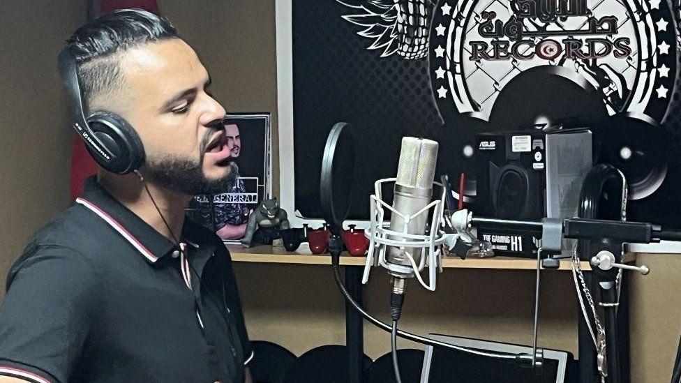 مغني الراب الجنرال يغني أحدث إصداراته في صفاقس، تونس