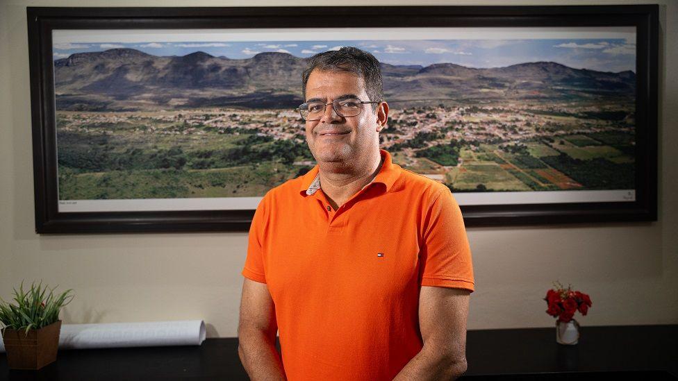 Prefeito Marcos Paulo Santos Azevedo em frente a quadro com paisagem da cidade