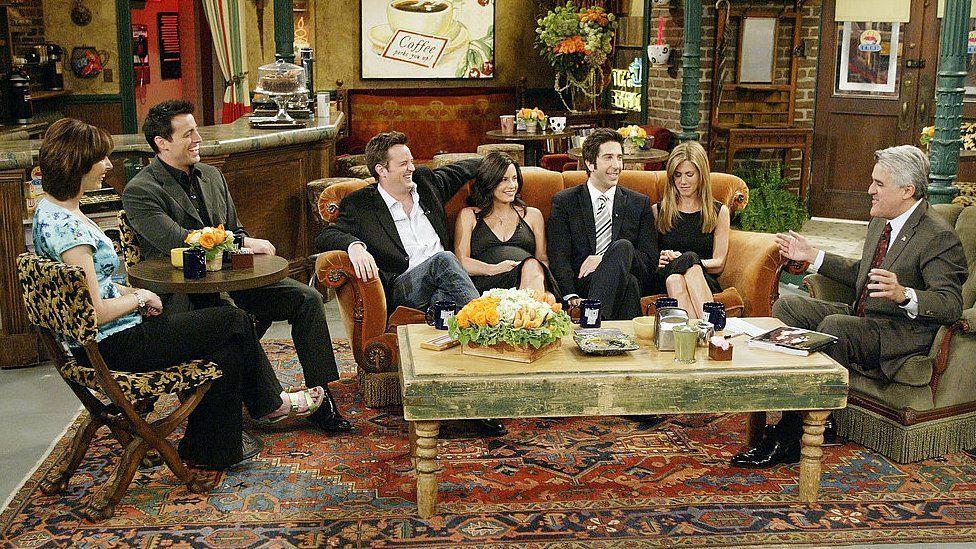 El elenco de Friends en el set de Central Perk