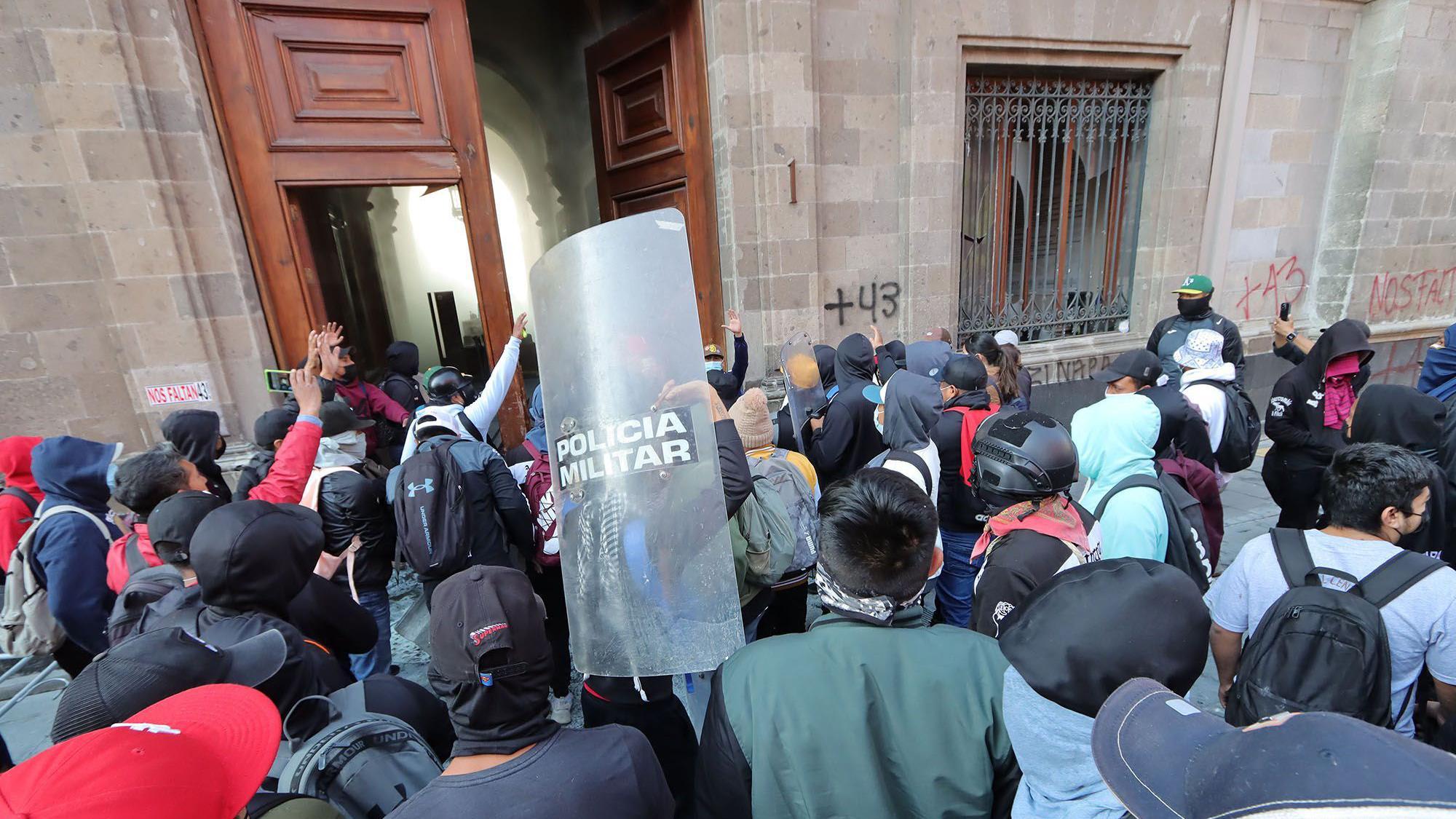 Manifestantes entran en Palacio Nacional