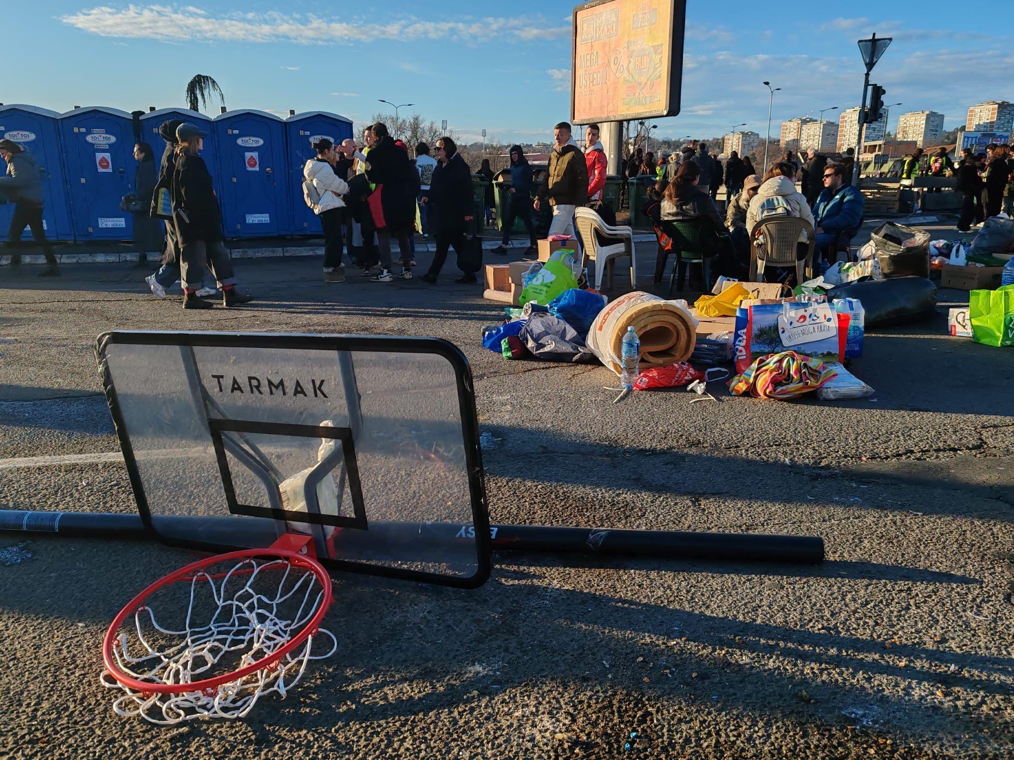 Studenti pakuju stvari 