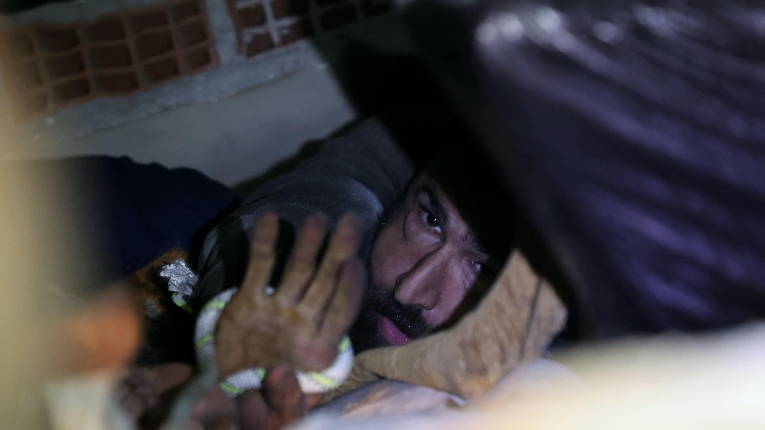 Abdulalim Muaini diselamatkan dari bawah reruntuhan di Hatay, Turki. February 8, 2023. 