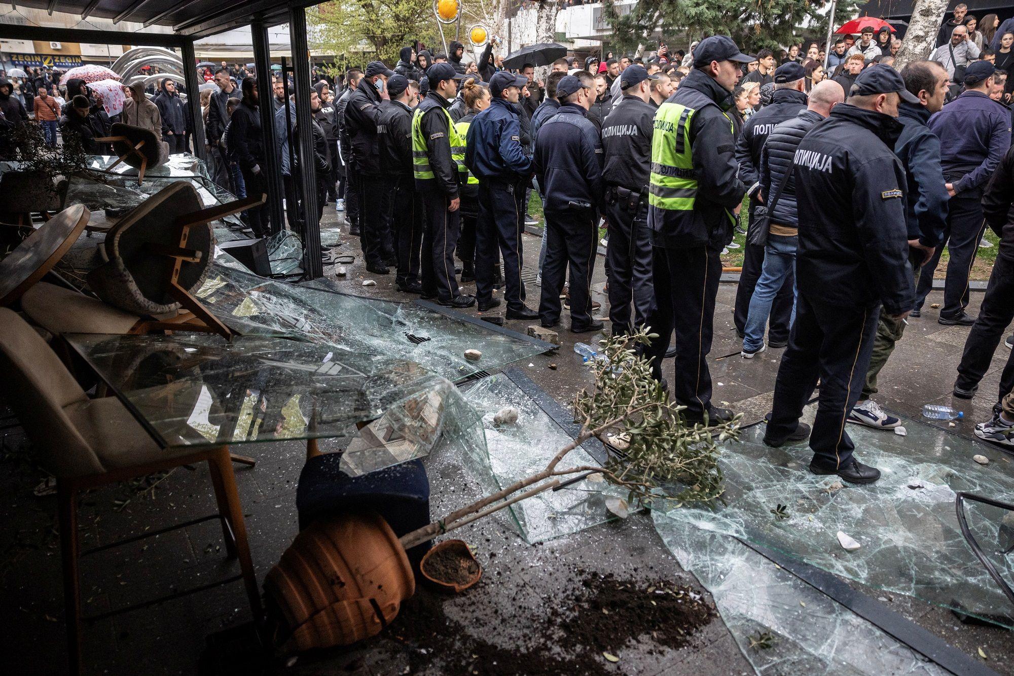 Milicija ispred razlupanog kafića 