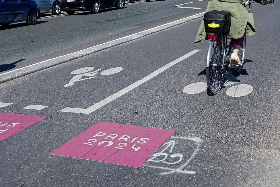 El asfalto con el dibujo de un ciclista indicando que es la vía de los ciclistas