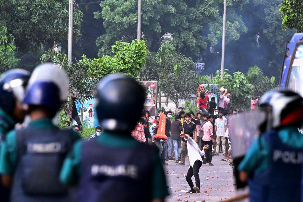 Polisi dan demonstran saling berhadapan di sebuah ruas jalan di Dhaka.