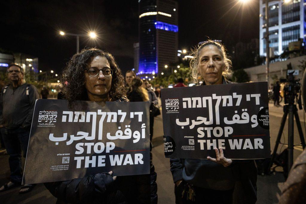 أقارب الرهائن الإسرائيليين في غزة أمام وزارة الدفاع في مظاهرة تطالب بوقف إطلاق النار في 28 ديسمبر/كانون الأول 2024، في تل أبيب.