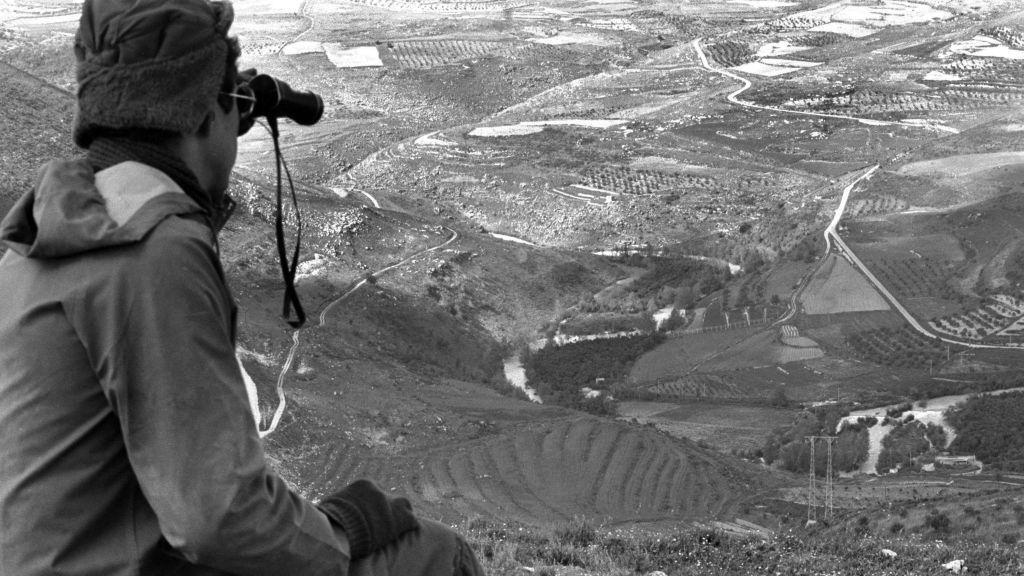 صورة بالأبيض والأسود تعود لعام 1978 عندما شنت إسرائيل "عملية الليطاني" ويظهر في الصورة جندي إسرائيلي يراقب النهر بمنظار من أعلى تلة مشرفة عليه.