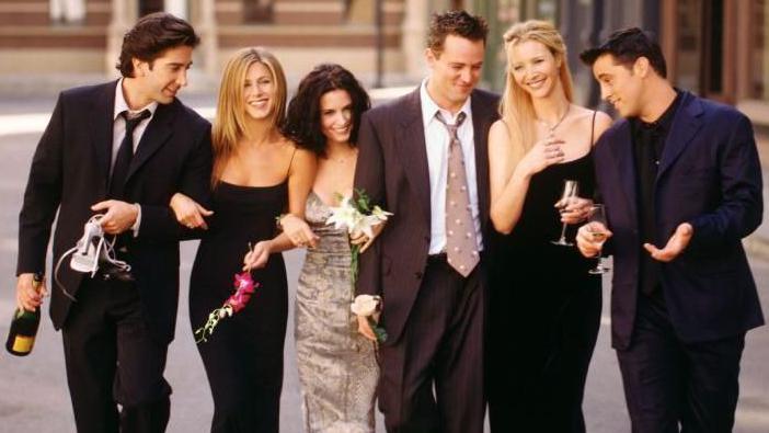 Perry, junto a sus compañeros de la serie, interpretó a Chandler Bing durante diez temporadas.