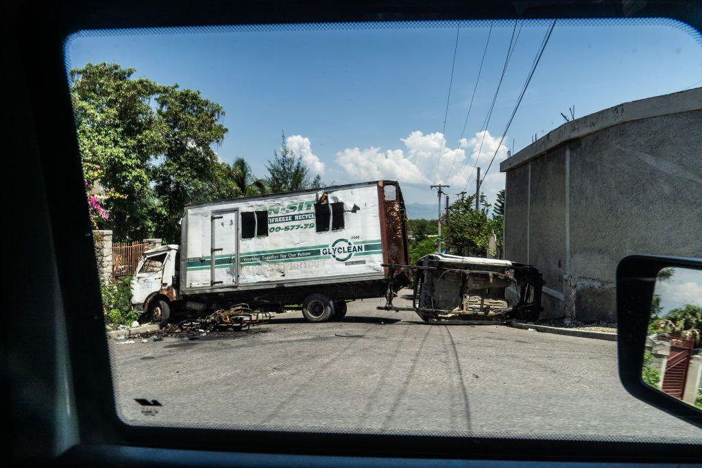 Los residentes colocan barricadas con vehículos abandonados para impedir el acceso de personas no peatonales y limitar el riesgo de secuestros y ataques de pandillas el 16 de septiembre de 2023 en Puerto Príncipe, Haití.