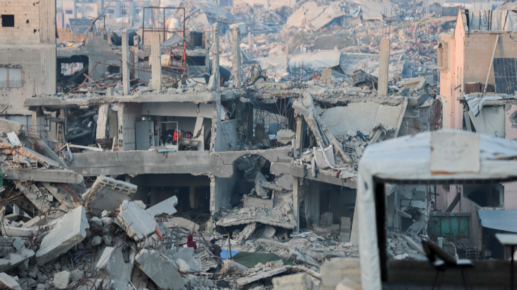 Una vista de la destrucción en Beit Lahia, en el norte de Gaza, mientras los residentes se reúnen para el iftar el 15 de marzo.