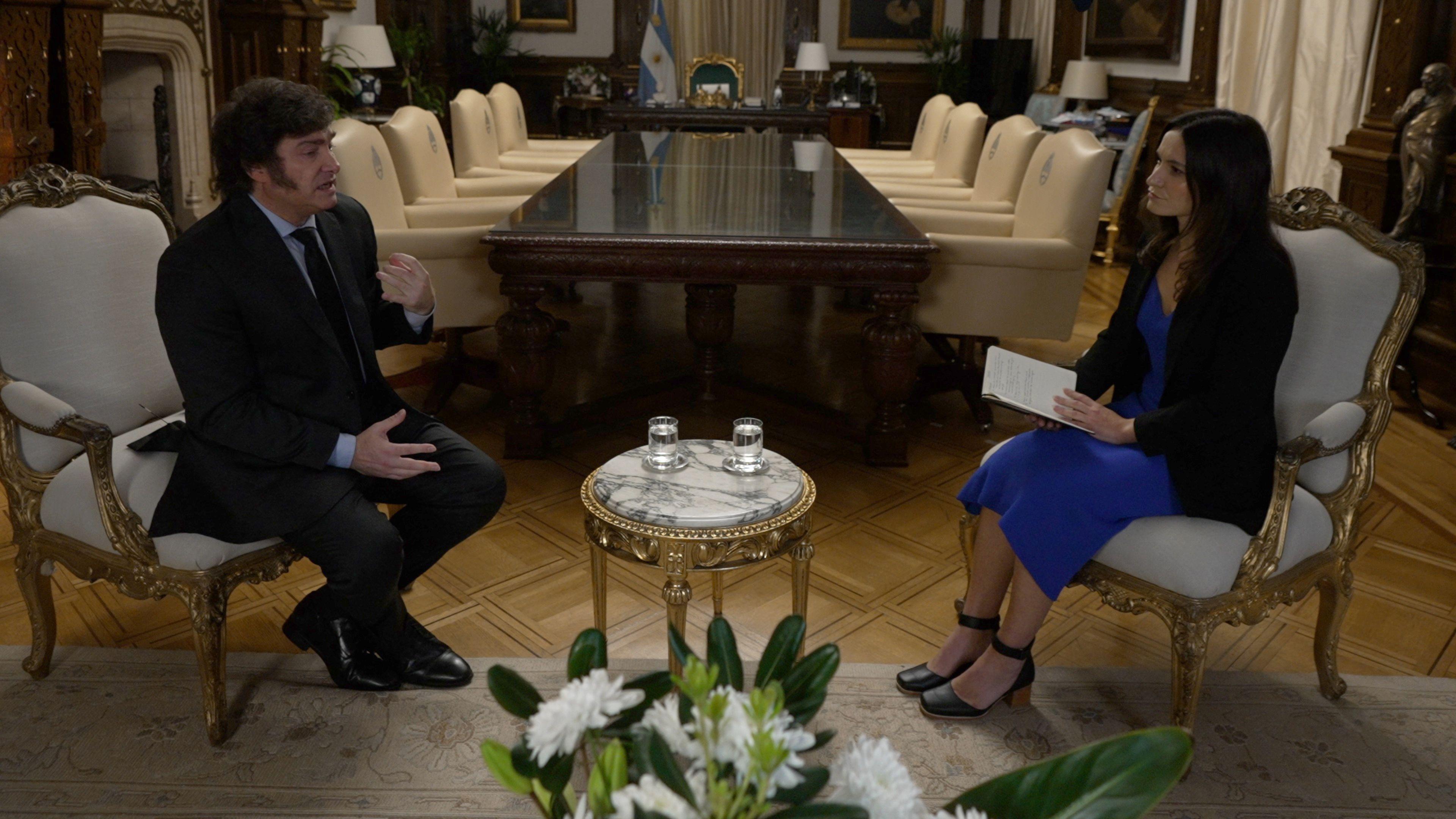 Javier Milei en su despacho de la Casa Rosada durante la entrevista con Ione Wells de la BBC.