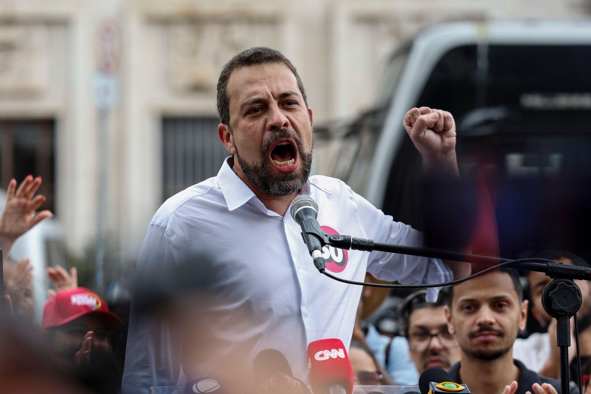 Boulos discursando na rua, rodeado por pessoas assistindo