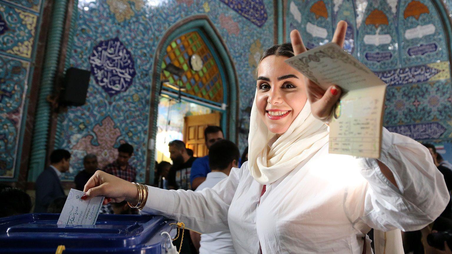 امرأة إيرانية تقوم بالاقتراع في الانتخابات الرئاسية 2024