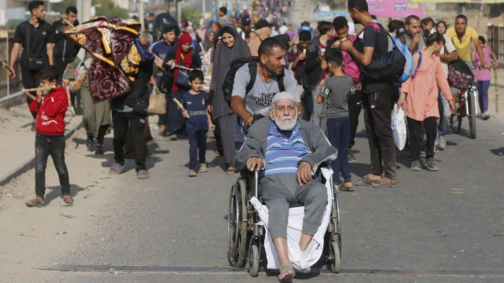 Palestinos evacúan el norte de Gaza