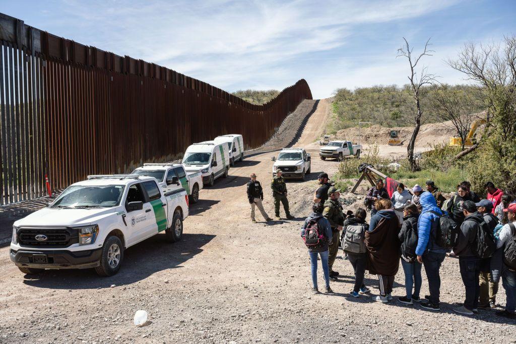 Una patrulla fronteriza estadounidense recoge a un grupo de solicitantes de asilo en  Arizona