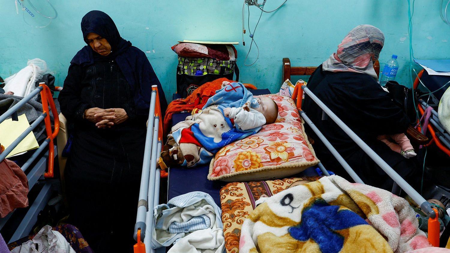 غرفة يقيم بها نازحون في أحد مستشفيات غزة