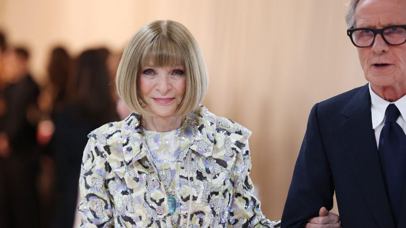 Anna Wintour de braços dados com o ator britânico Bill Nighy