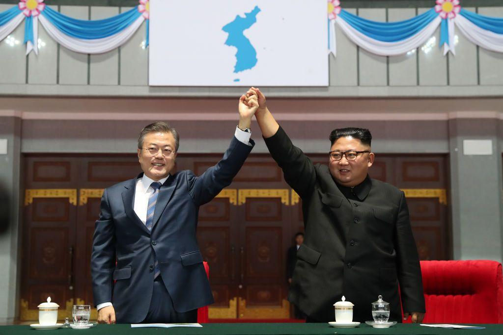 Moon Jae-in y Kim Jong-un con los brazos unidos en alto