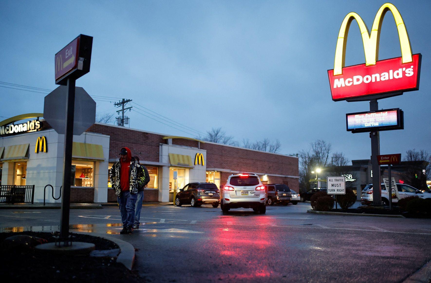 Foto externa de McDonald's à noite