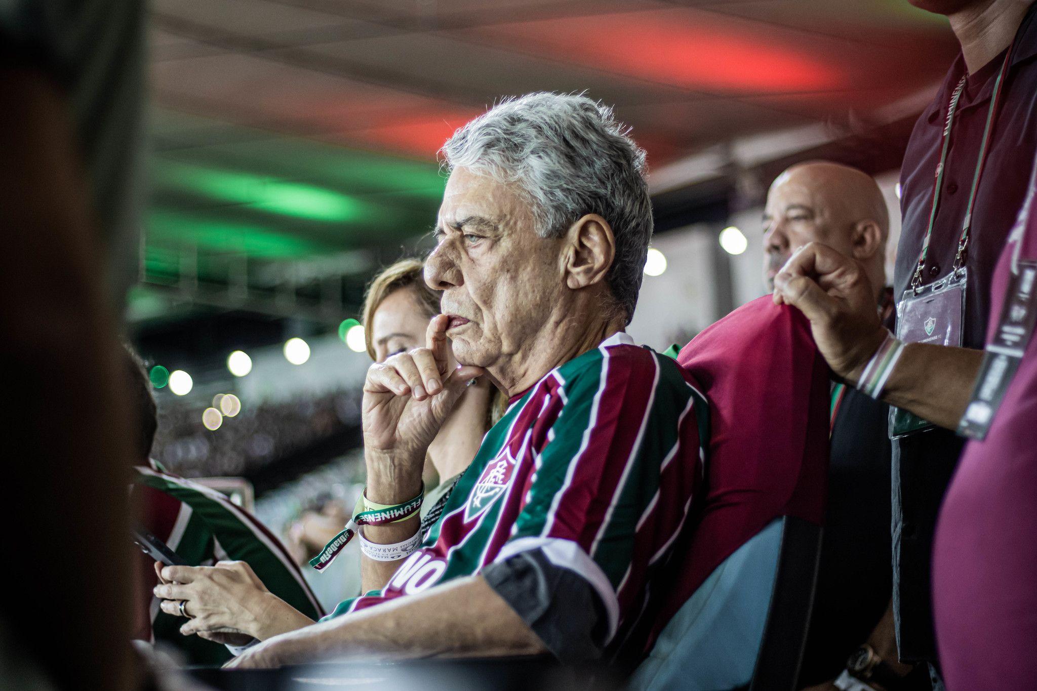 Chico assistindo a jogo do Fluminense no Maracanã em 2023