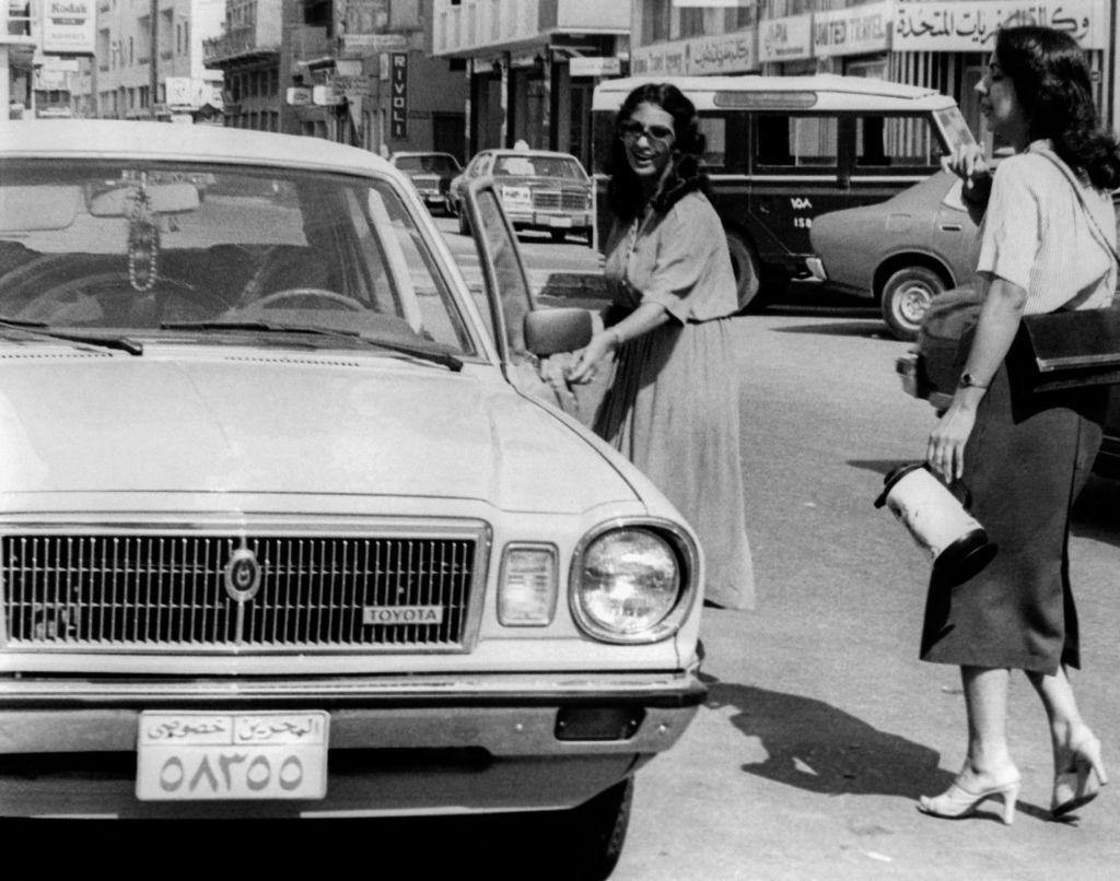 صورة التقطت في سبعينيات القرن الماضي لنساء في شوارع مدينة المنامة، عاصمة البحرين