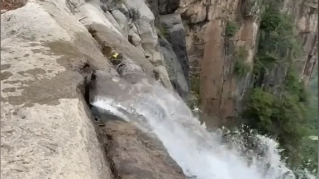 Print de vídeo mostra a água saindo de um cano no topo da montanha