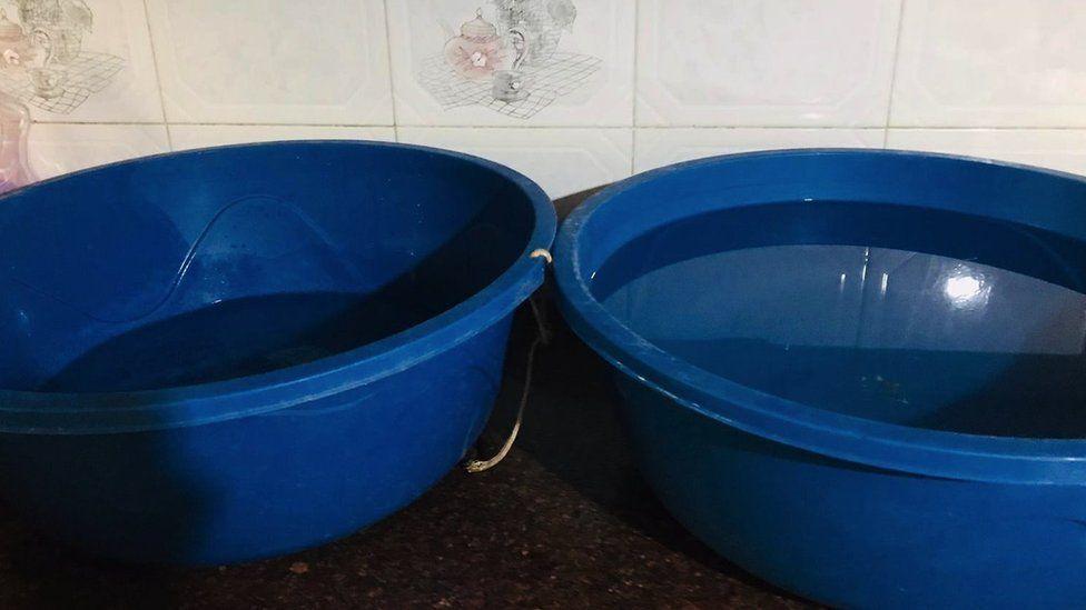 Fotograma de la cocina de Mouna Zaki que muestra cuánta agua le queda a su familia