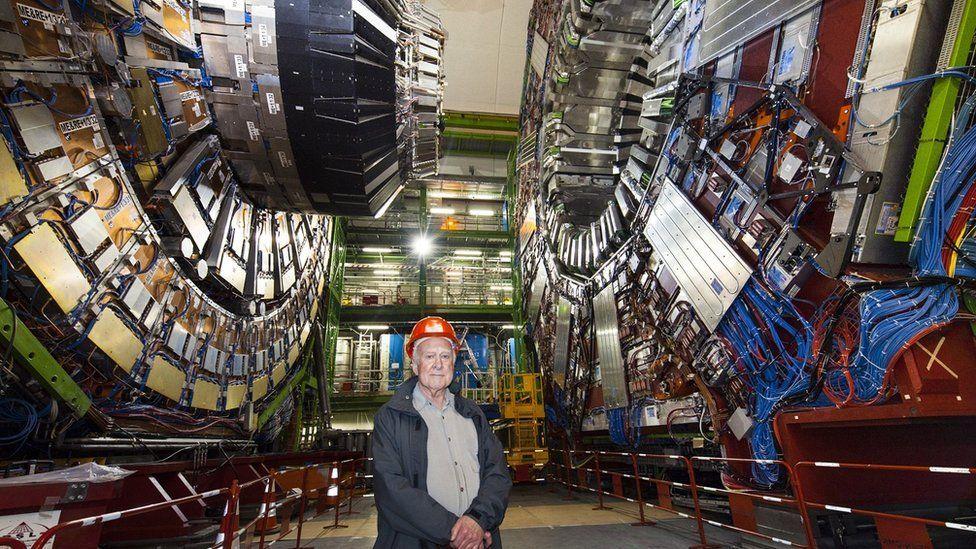Peter Higgs en el Gran Colisionador de Hadrones, ubicado en la frontera entre Francia y Suiza. 