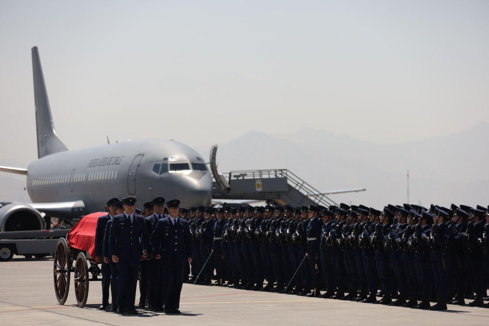 El cuerpo de Piñera siendo movilizado con honores militares