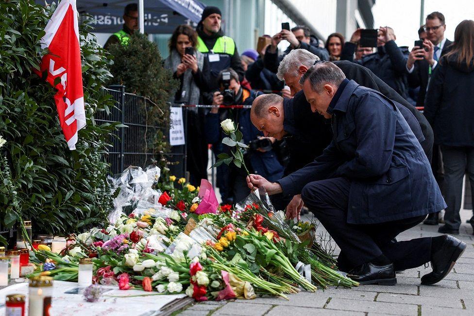 Nemacki kancelar Olaf Šolc polaže cvećče na mestu stradanja, posle napada u Minhenu kada je dvoje ubijeno, a više od 37 ljudi povređeno 