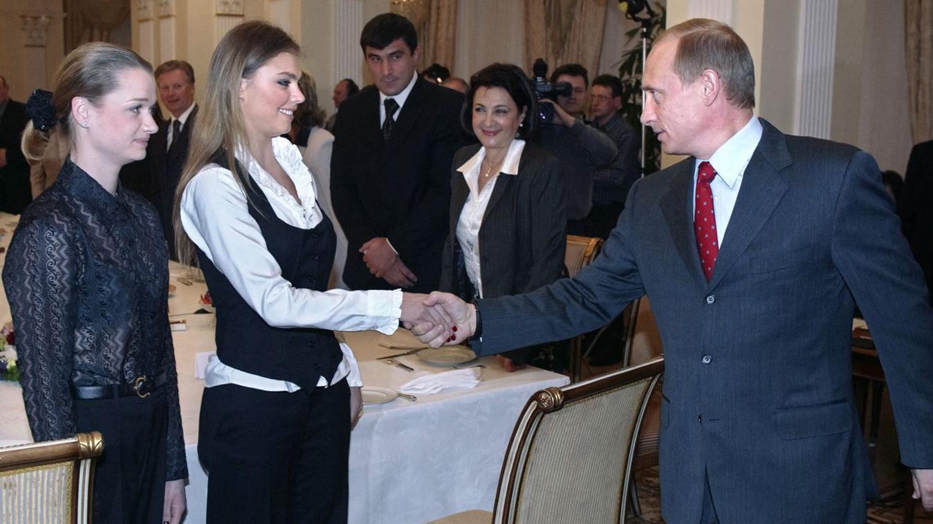 Ruski predsednik Vladimir Putin rukuje se sa poznatim ruskim gimnastičarkama Alinom Kabajevom i Svetlanom Horkinom tokom sastanka sa sportistima, kandidatima za Olimpijski tim Rusije za OI 2004, u predsedničkoj rezidenciji u Novo-Ogarjevu kod Moskve, 10. marta 2004.