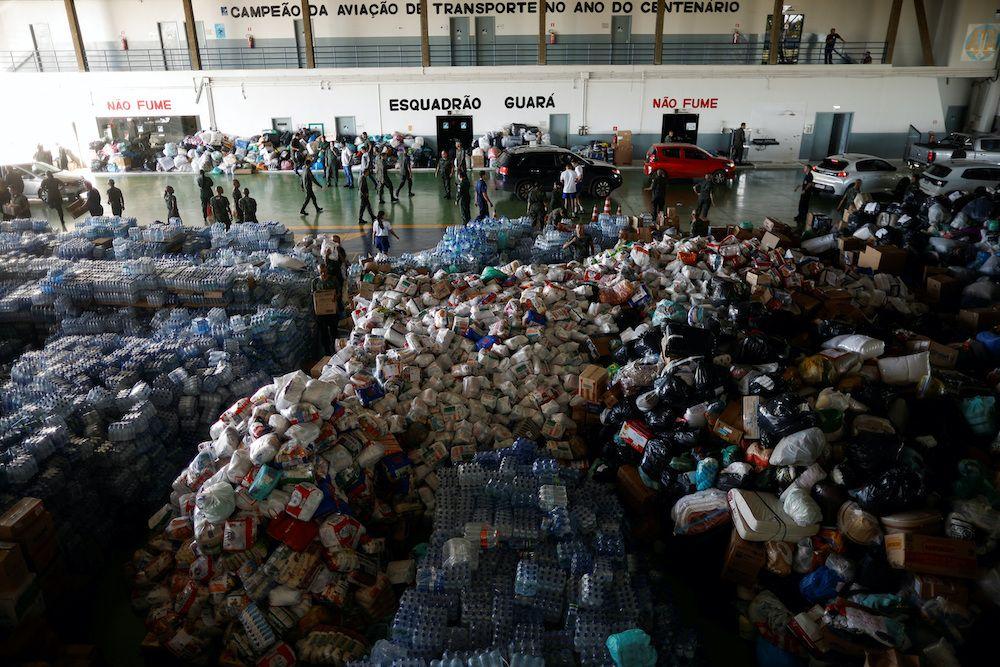 Pilhas de alimentos e água para doação