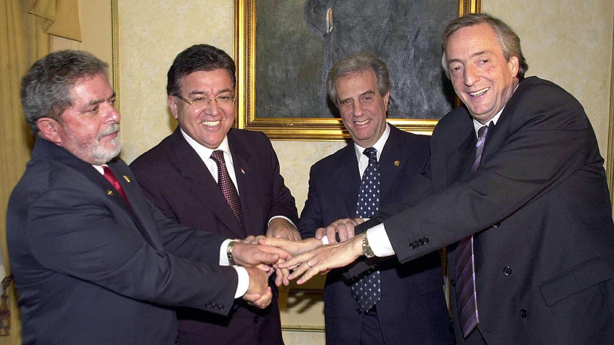  Na foto, os presidentes Lula, Nicanor Duarte (Paraguai), Tabaré Vázquez (Uruguai) e Nestor Kirchner (Argentina)