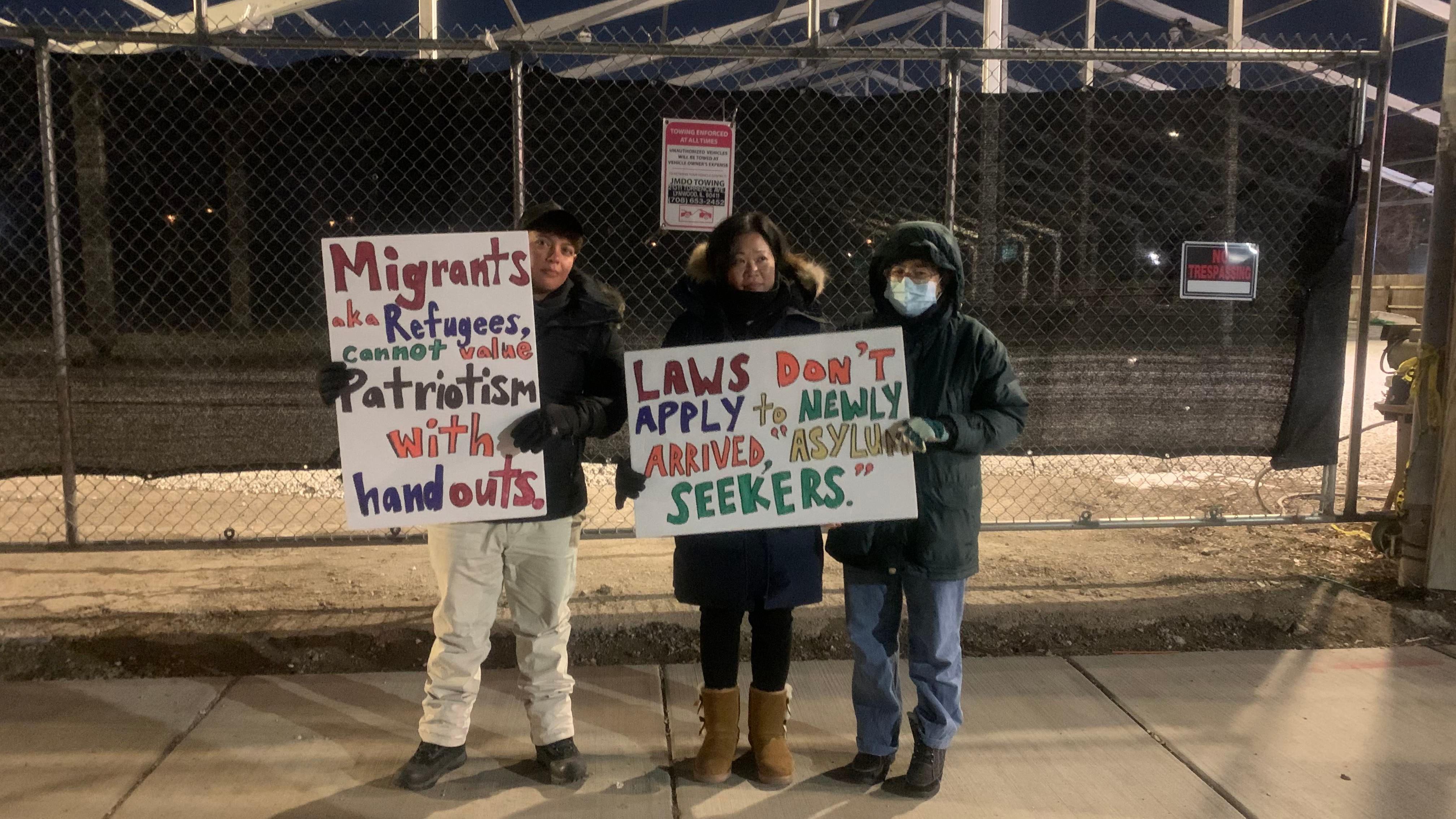 Manifestación en contra de la construcción de un refugio para migrantes en Brighton Park, Chicago