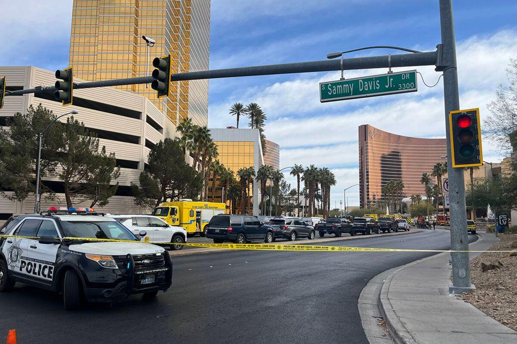 Un auto de la policía en la avenida Sammy Davis Jr de Las Vegas que se acordonó después del atentado