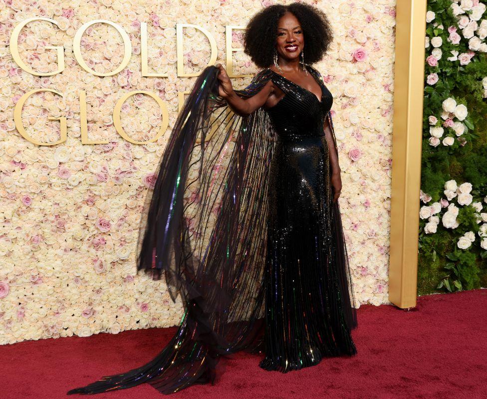 Viola Davis em vestido preto com brilhos no tapete vermelho