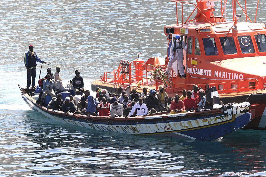 Salvamento Marítimo ayudando a unos migrantes en un cayuco