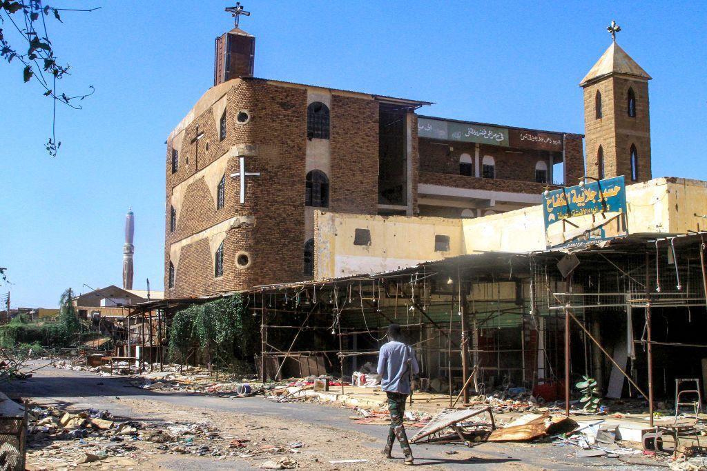 Un vecino de Jartum pasa por los restos de una iglesia